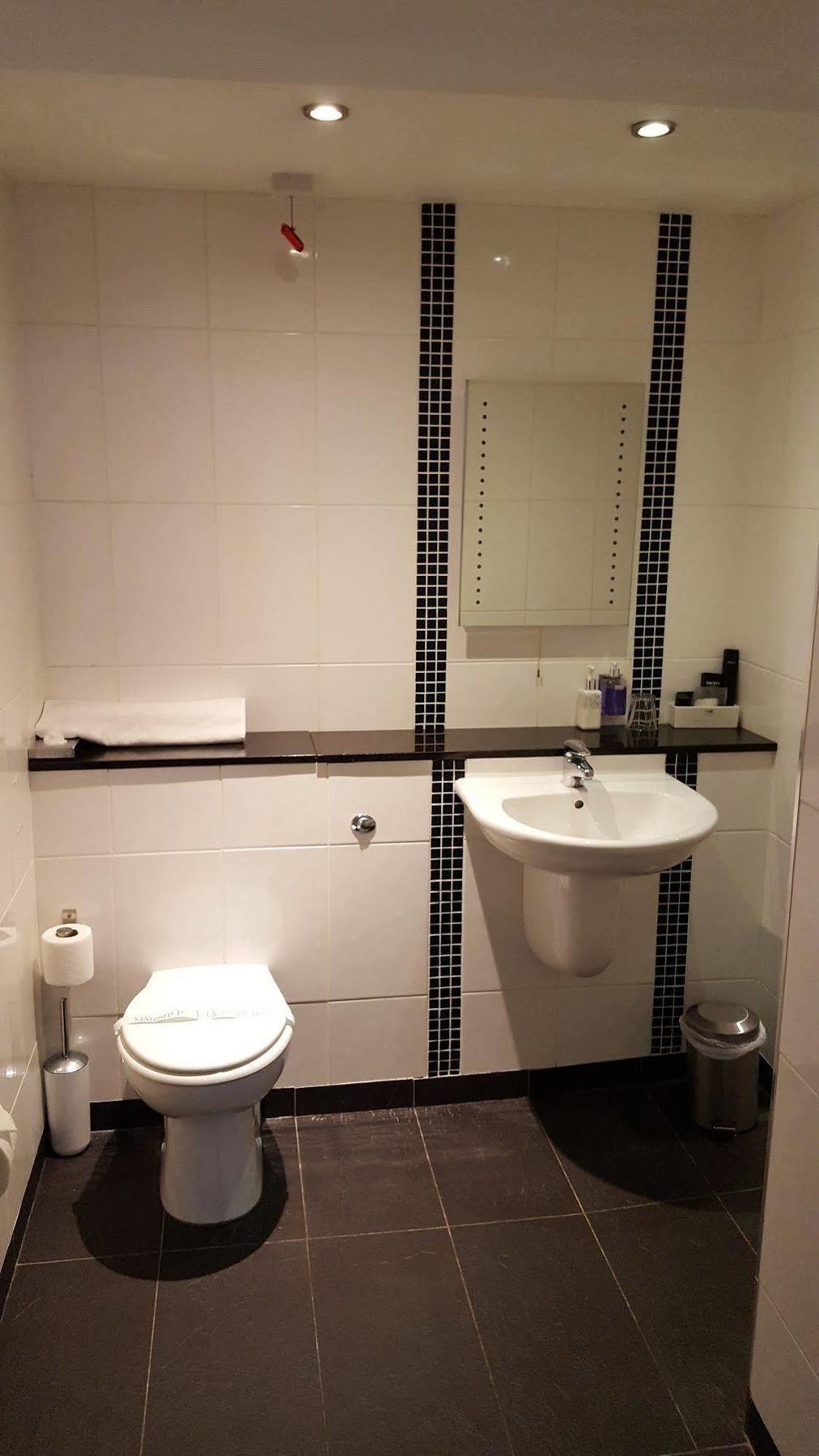 Castle Limes Hotel วอร์ริก ภายนอก รูปภาพ