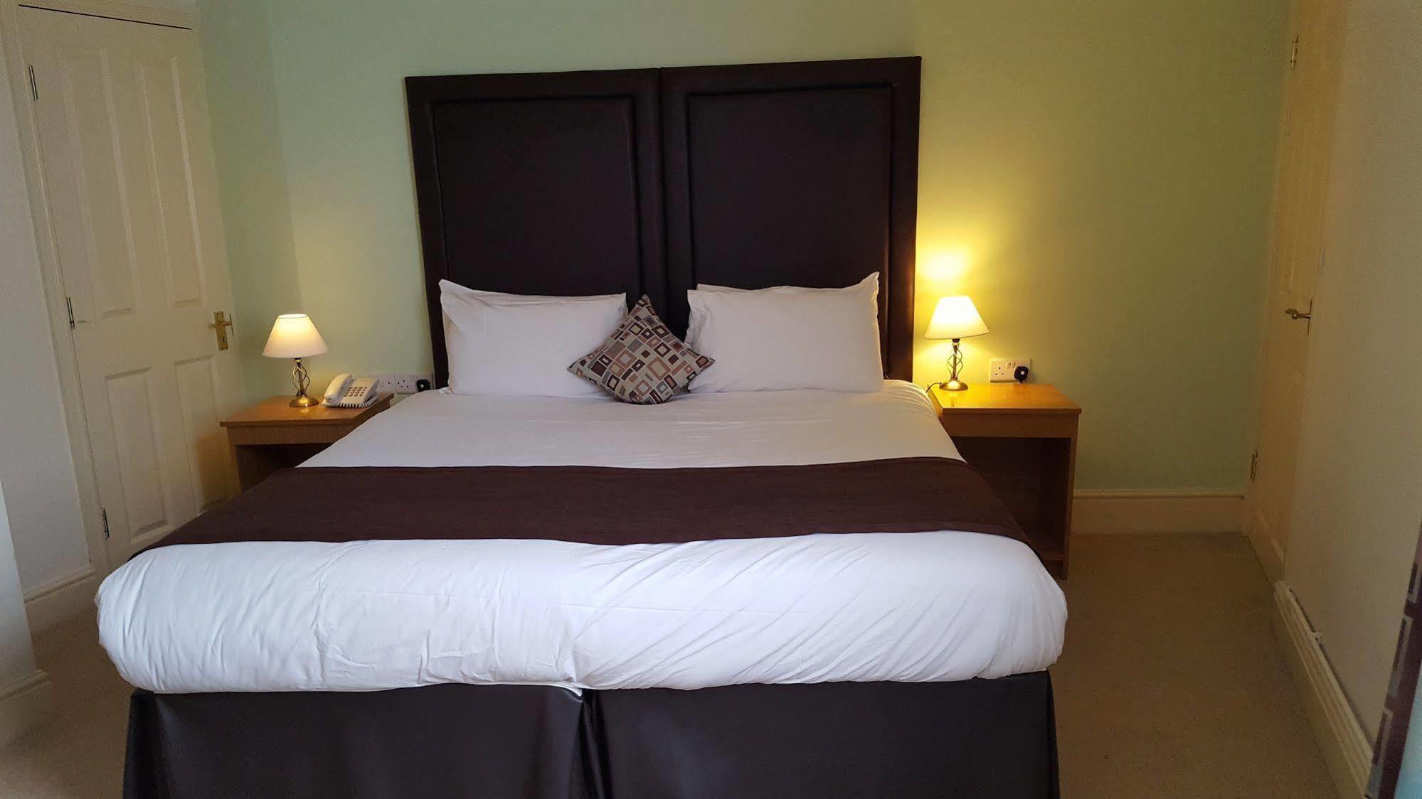 Castle Limes Hotel วอร์ริก ภายนอก รูปภาพ